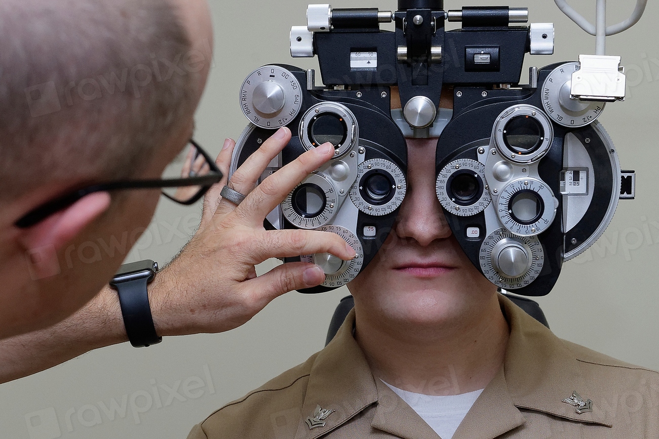 Oftalmólogo realizando examen ocular con equipo diagnóstico